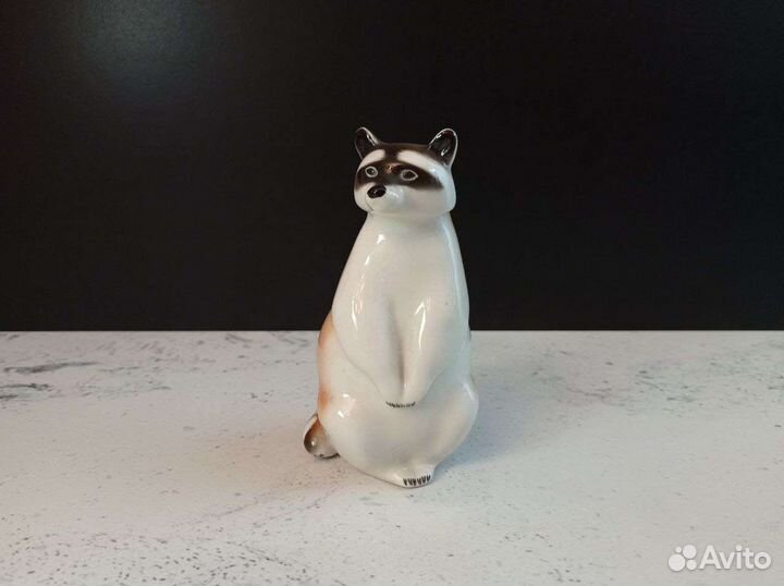 Статуэтка енот сидящий фарфор лфз