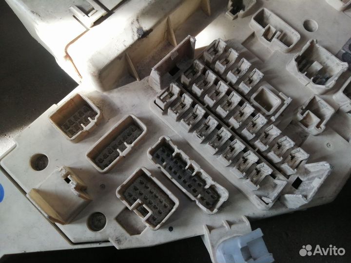 Блок предохранителей салона Toyota LC100 LX470