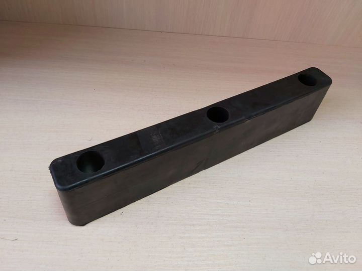 Отбойник прицепа резиновый с тремя отверстиями 31