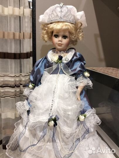 Кукла фарфоровая