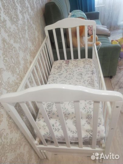 Детская кроватка с маятником