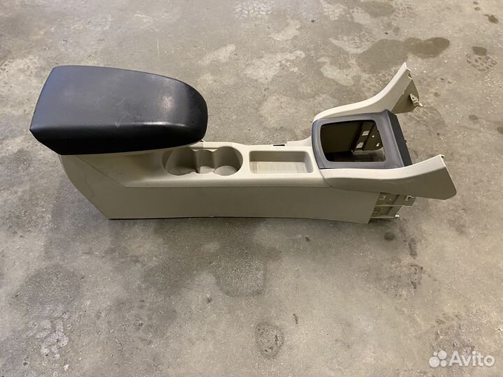 Консоль с подлокотником Ford Focus 2 бежевый салон