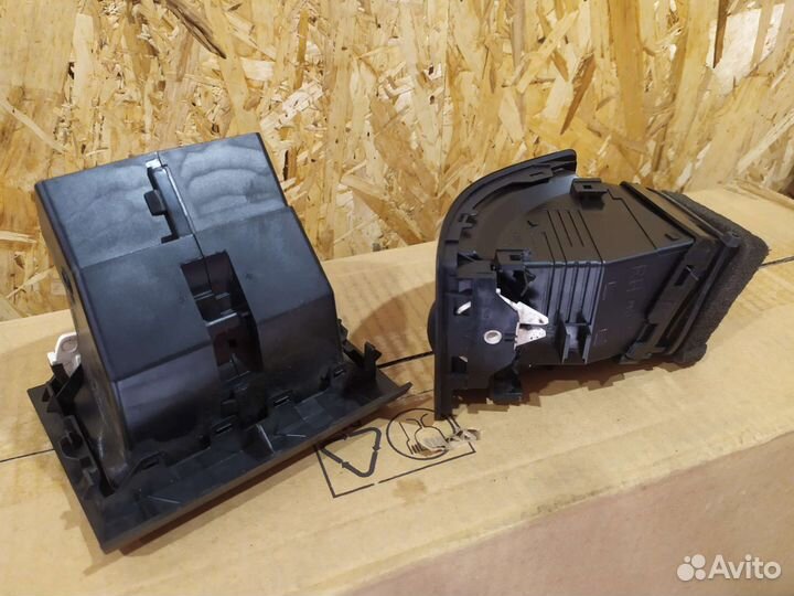 Дефлектор воздушный в панель и подлокотник