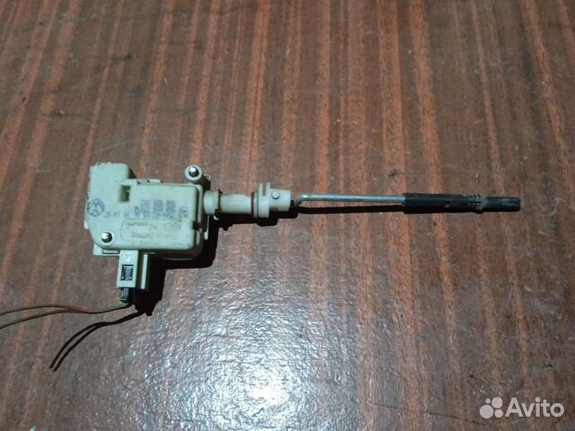 Привод замка лючка бензобака Фольксваген Пассат В5