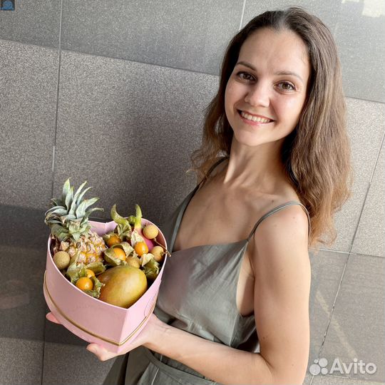 Набор экзотических фруктов (манго, ананасы, мараку