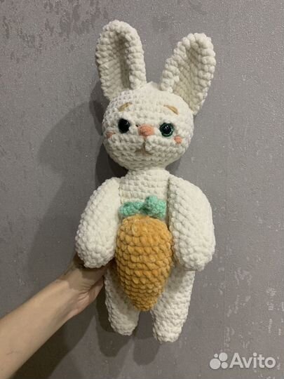Плюшевый вязаный зайка