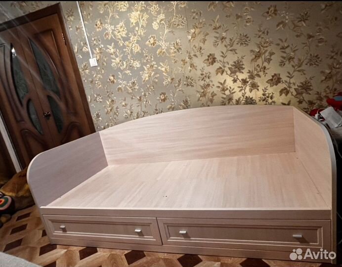 Кровать односпальная с матрасом из лазурита