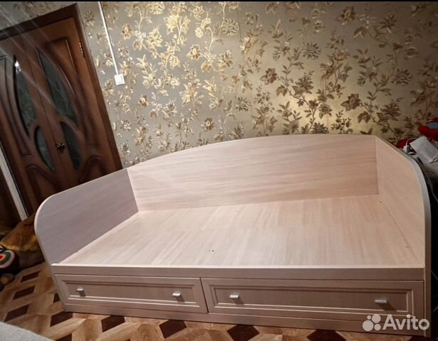 Кровать односпальная с матрасом из лазурита