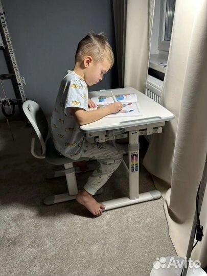 Детская растущая мебель стол - парта и стул