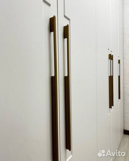 Шкаф в прихожую до потолка