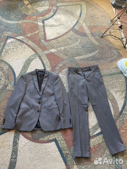 Серый мужской костюм