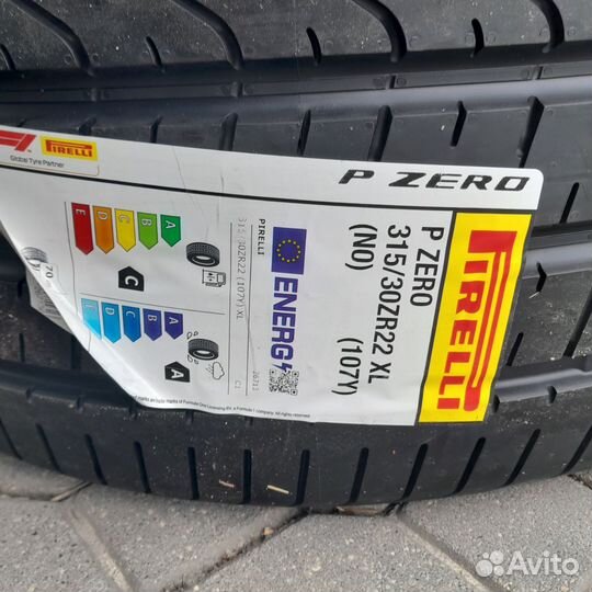 Pirelli P Zero PZ4 285/30 R22 106Y