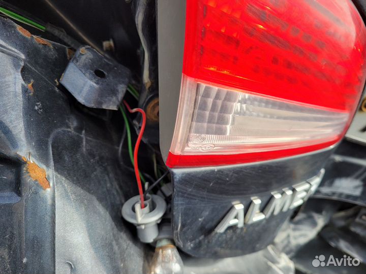 Фонарь задний левый внутренний Nissan Almera G15