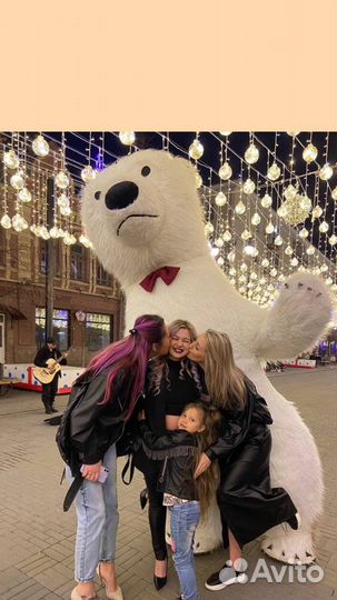 Поздравление от белого медведя, ростовая кукла
