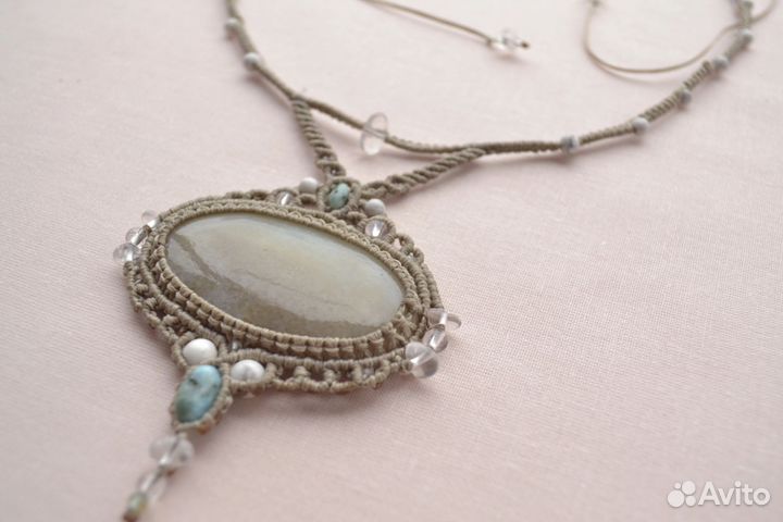 Колье с нефритом