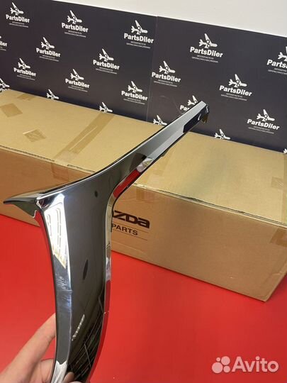 Молдинг решетки радиатора dfr7507k0d Mazda