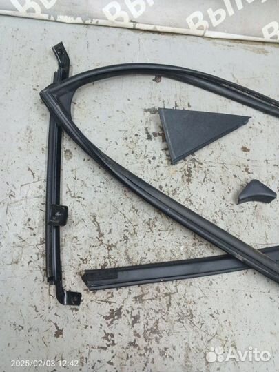 Уплотнитель стекла двери задний левый Changan