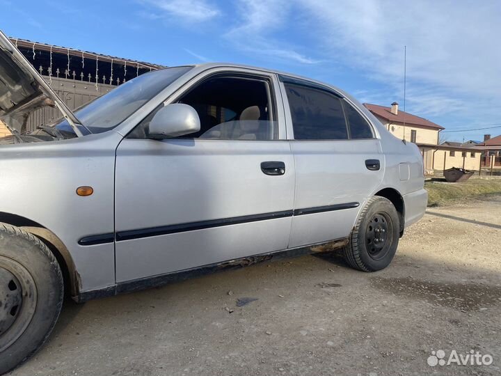 Задняя левая дверь на Hyundai accent