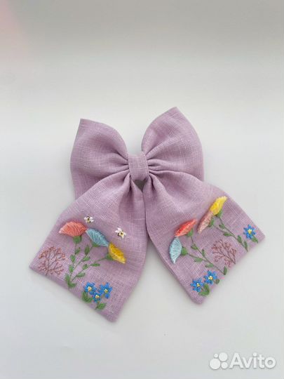 Бант с вышивкой