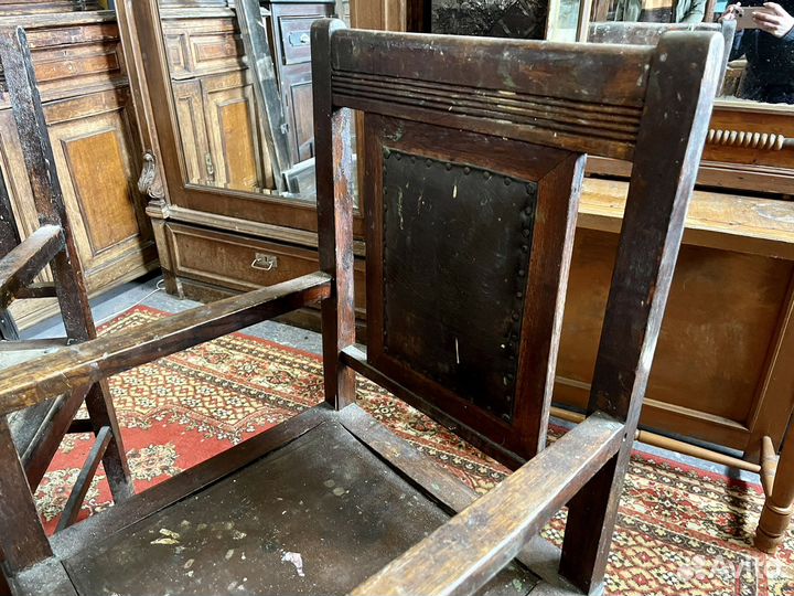 Старинные деревянные кресла