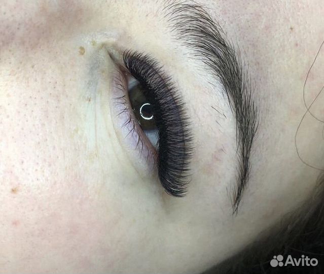 Наращивание ресниц на удобной кушетке-Кресле