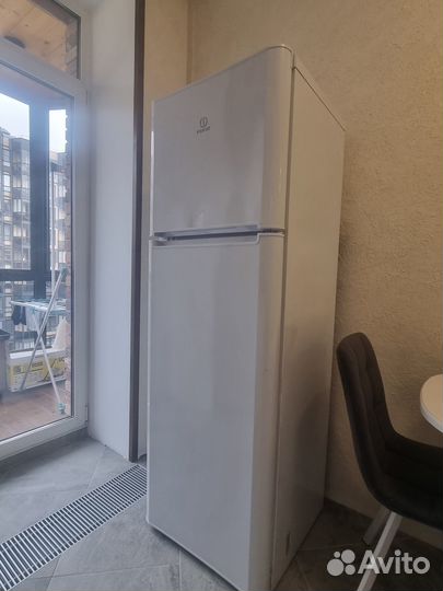 Холодильник бу indesit