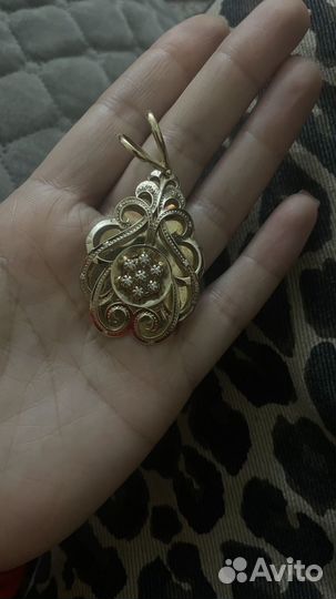 Золотой кулон с бриллиантом