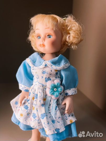 Кукла фарфоровая