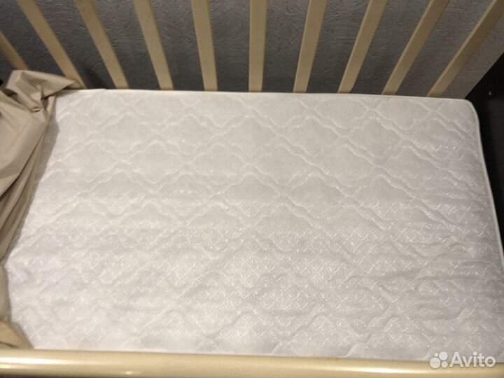 Детская кроватка с маятником