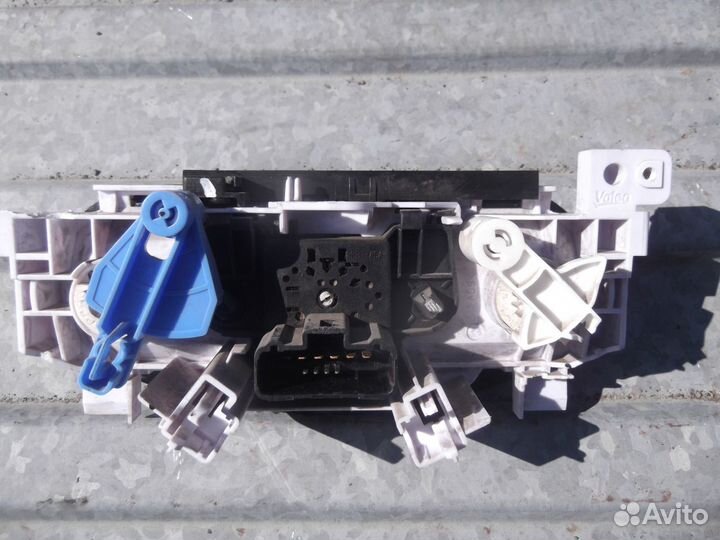 Блок управления отопителем Renault Sandero 09-14