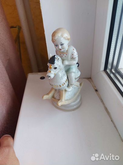Фарфоровые статуэтка СССР мальчик на лошадке зхк