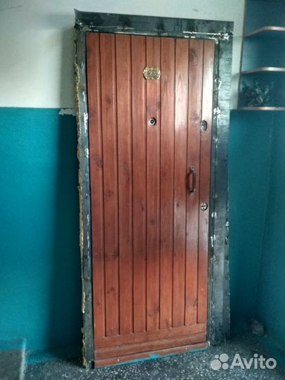 Продам входную железную дверь бу