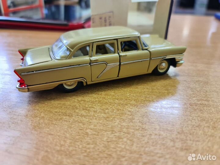 Модель СССР 1 43. Чайка Газ 13 бежевая