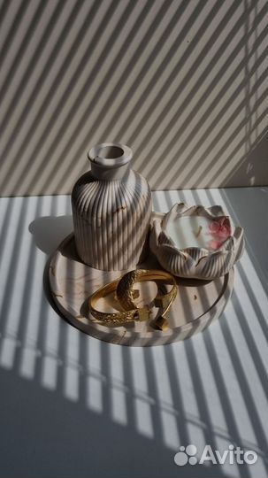 Ваза для цветов, свеча и поднос