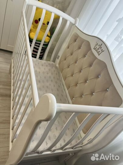Детская кроватка с мягкой стенкой и маятником