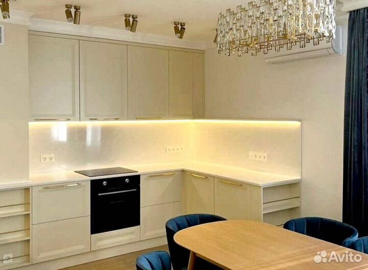 Угловая кухня на заказ до потолка