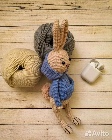 Вязаная игрушка ручной работы заяц