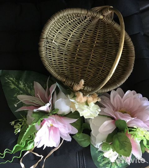 Свадебные цветы и корзинка для лепестков