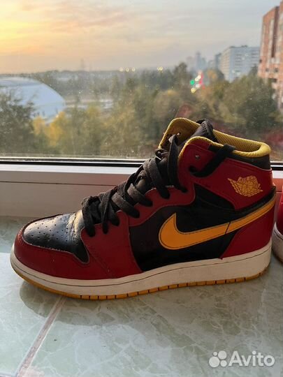 Кроссовки Nike Air Jordan 1 Retro High OG красные