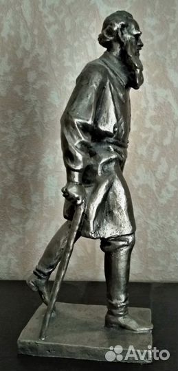 Скульптура металлическая Толстой