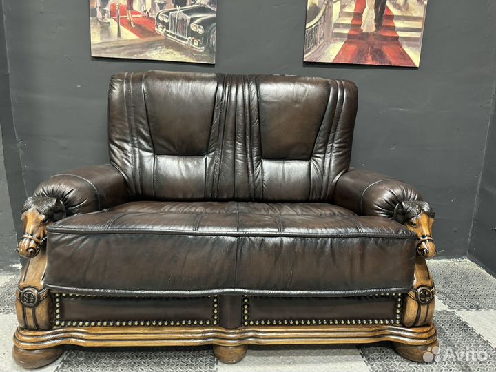 Кожаный диван