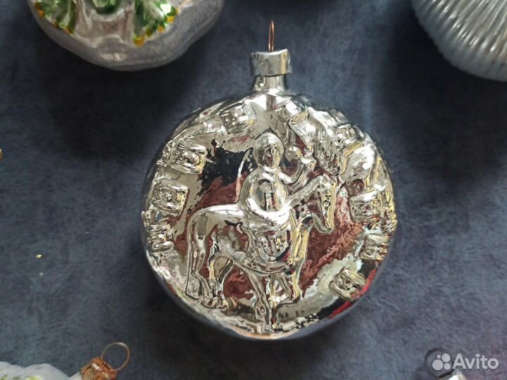 Елочные игрушки медальоны