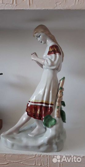 Фарфоровая статуэтка Гадание на ромашки