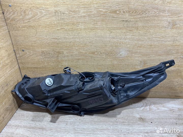 Фара правая Ford Fiesta 6 рестайлинг 142469