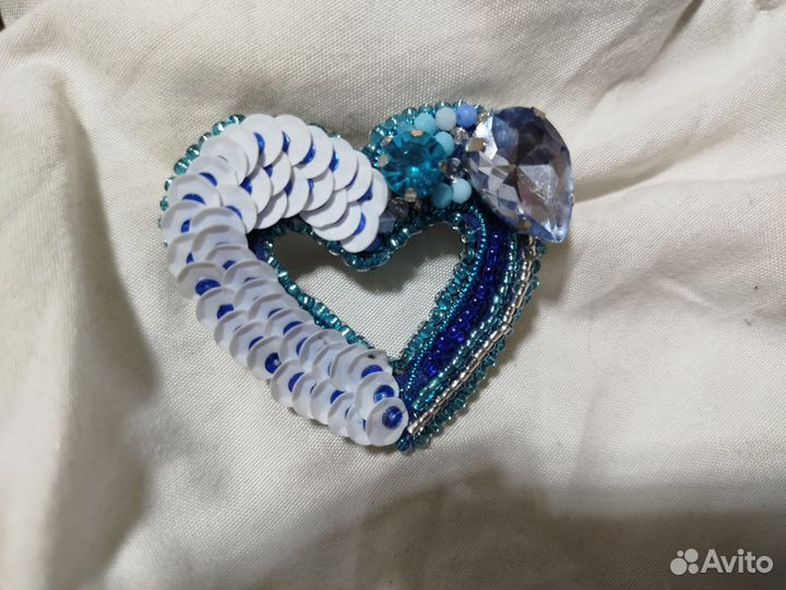 Брошь ручной работы из бисера