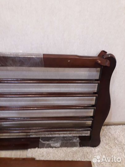 Детская кроватка с маятником