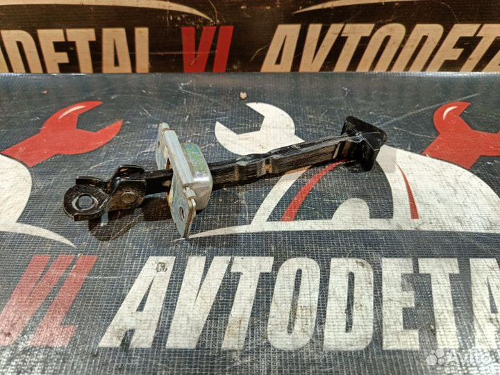 Ограничитель двери передний левый Mazda 3 седан BK