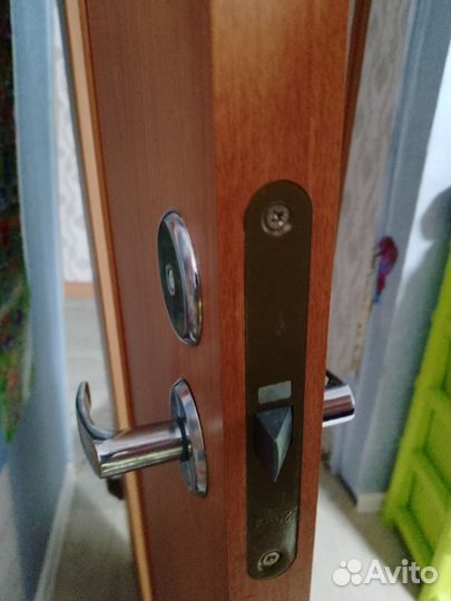 Замки и петли для межкомнатных дверей