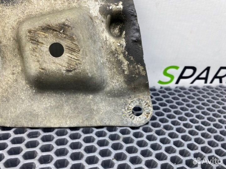 Кронштейн балки левый Audi A6 C5 avant quattro BAU