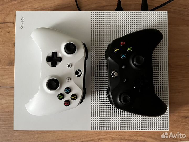 Xbox One S 1tb 2 геймпада + игры